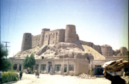 Zitadelle von Herat (Afghanistan) auf einer Fotografie aus dem Jahr 1969 © Yves Picq http://veton.picq.fr (CC BY-SA 3.0)