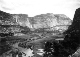 Blick über das Hetch Hetchy Valley im Yosemite Park (frühe 1900er Jahre), vom südwestlichen Ende aus, mit dem Tuolumne River, der vor der Stauung durch den unteren Teil des Tals floss.