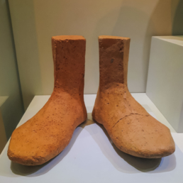 Keramikfüße einer akrolithischen Götterstatue aus der mittleren Kammer von Anemospilia